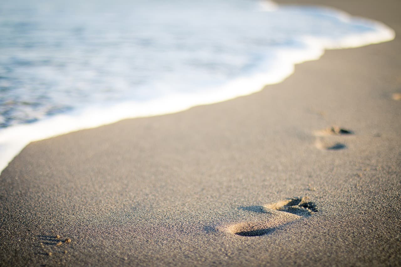 A line of footprints in the sand, a metaphor for the trail of data you leave online