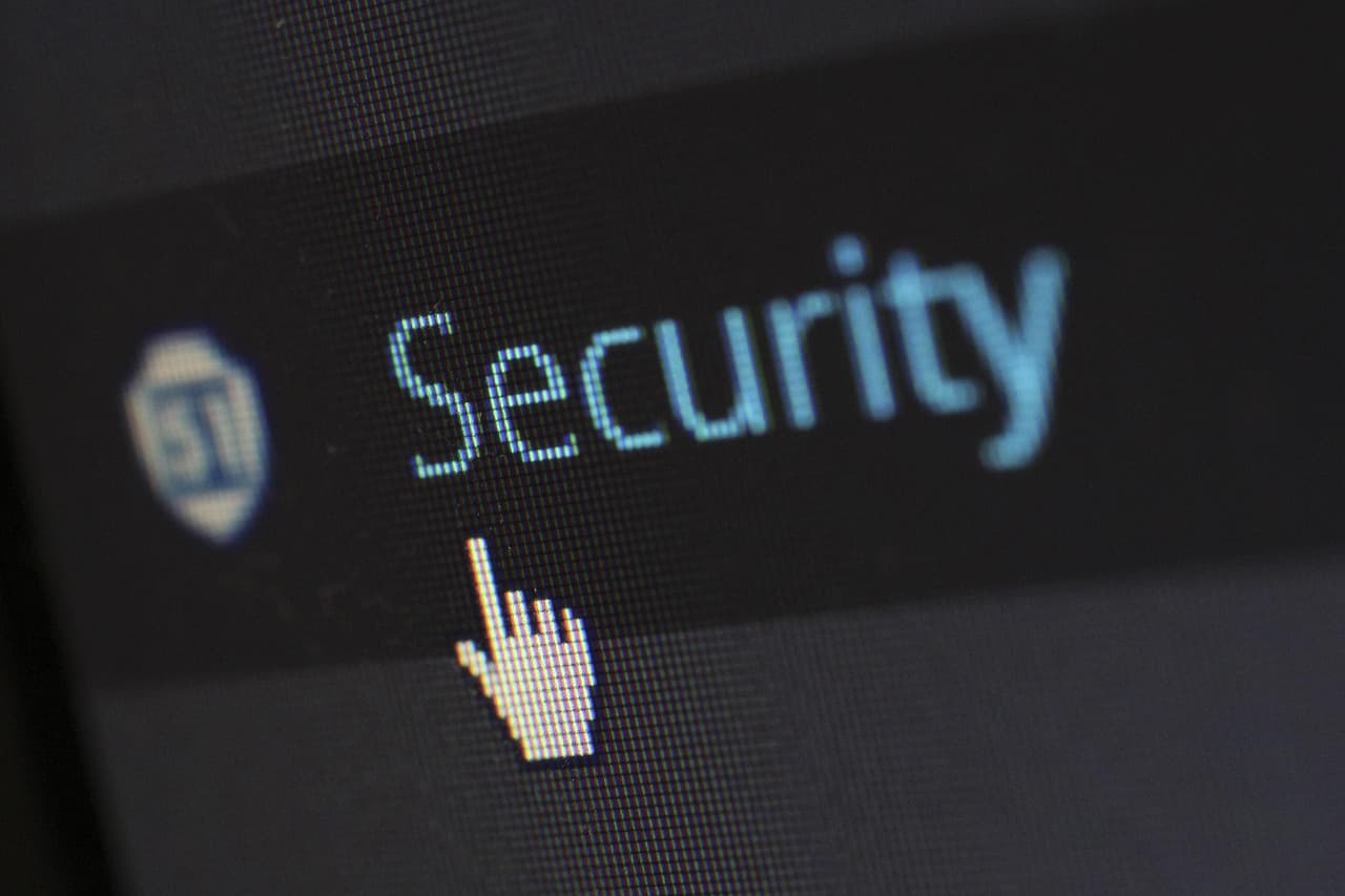 Primer plano de la palabra «Security» en una pantalla con un cursor — el argumento de MEGA es el cifrado de extremo a extremo, pero son los detalles operativos los que deciden tu seguridad real.